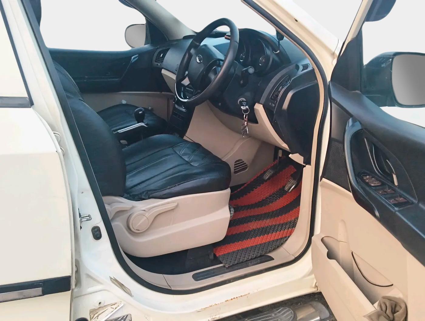 2016 Mahindra XUV500 W4, Diesel, Manual, 1,62,312 km, interior