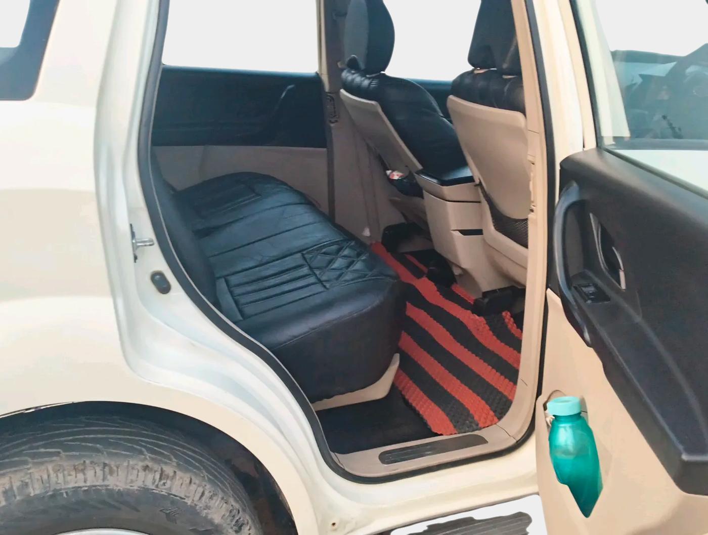2016 Mahindra XUV500 W4, Diesel, Manual, 1,62,312 km, interior