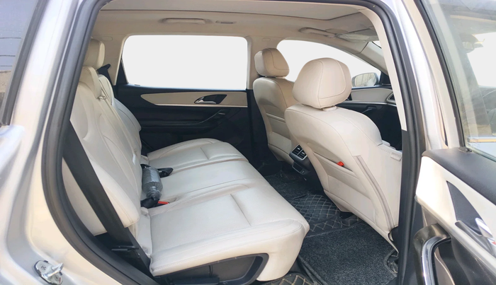 2023 Mahindra XUV700 AX 7 LUXURY D AT 7 STR, Diesel, Automatic, 41,422 km, interior