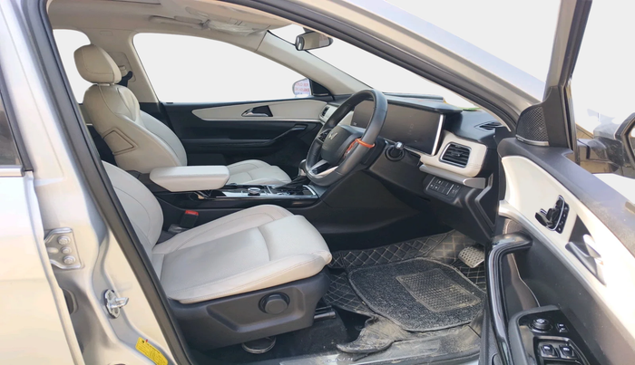 2023 Mahindra XUV700 AX 7 LUXURY D AT 7 STR, Diesel, Automatic, 41,422 km, interior