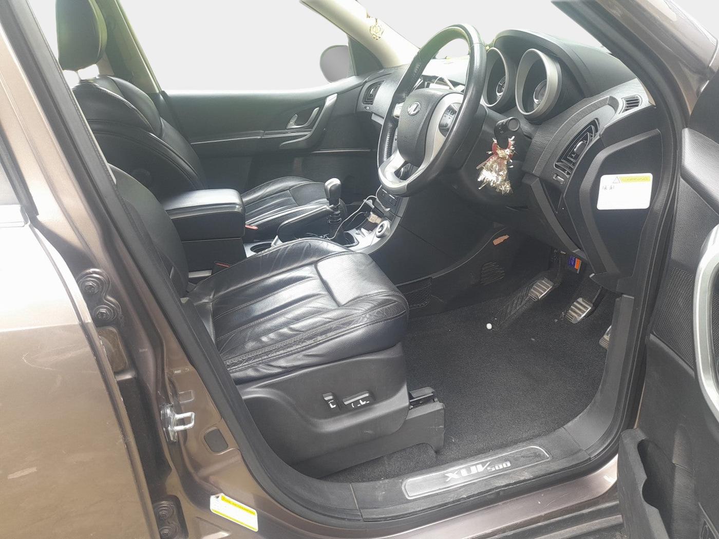 2018 Mahindra XUV500 W10, Diesel, Manual, 1,20,790 km, interior