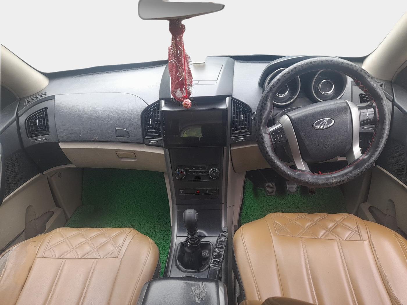 2015 Mahindra XUV500 W6, Diesel, Manual, 1,25,218 km, interior