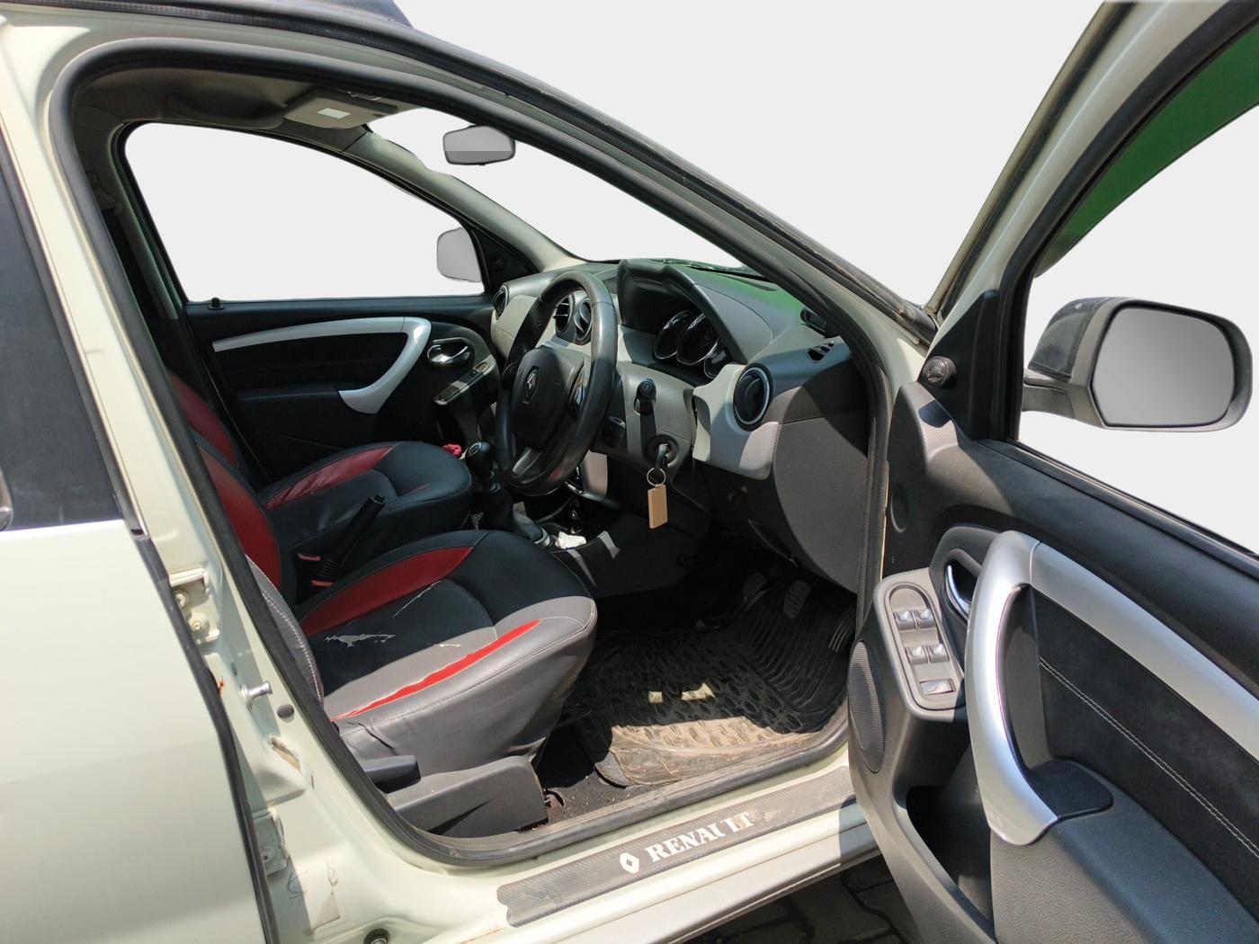 2014 Renault Duster 110 PS RXZ 4X4 MT DIESEL, Diesel, Manual, 1,66,924 km, interior