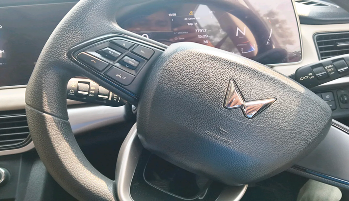 2022 Mahindra XUV700 AX 5 P MT 7 STR, Petrol, Manual, 47,791 km, interior