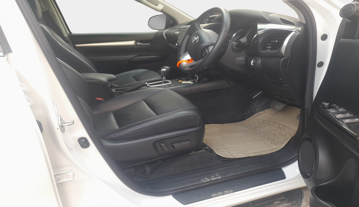 2023 Toyota HILUX HIGH 4X4 AT, Diesel, Automatic, 24,339 km, interior
