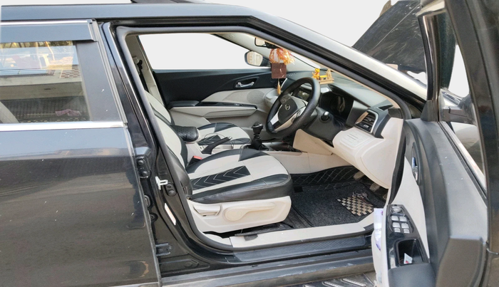 2021 Mahindra XUV300 W8 (O) 1.2 PETROL, Petrol, Manual, 36,279 km, interior