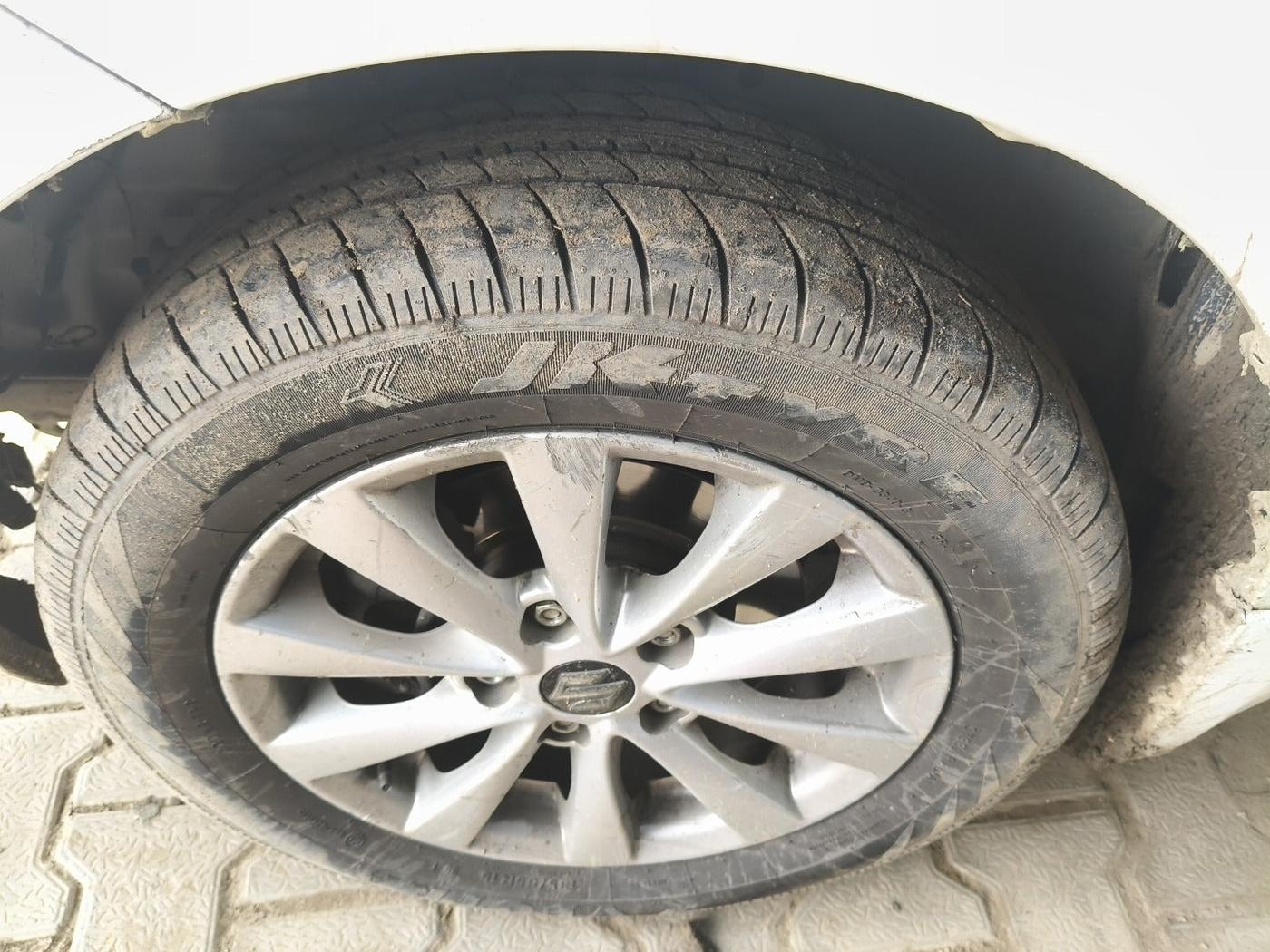 2015 Maruti Ertiga ZXI, Petrol, Manual, 59,323 km, tyre