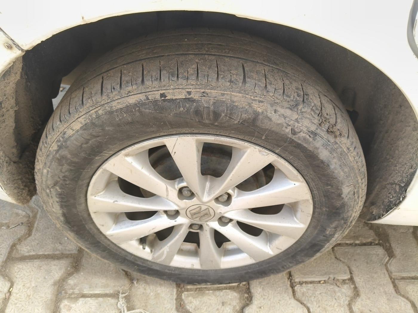 2015 Maruti Ertiga ZXI, Petrol, Manual, 59,323 km, tyre