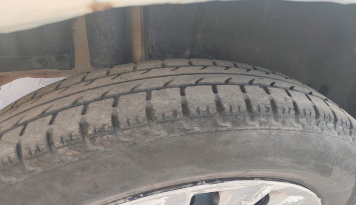 2017 Maruti Swift LXI (O), Petrol, Manual, 71,223 km, tyre