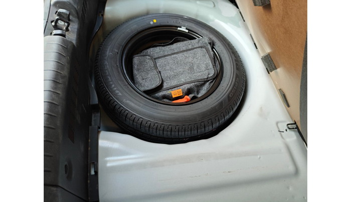 2024 Hyundai NEW I20 ASTA 1.2 MT, Petrol, Manual, 5,841 km, tyre