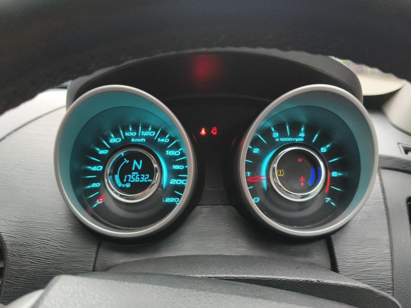 2016 Mahindra XUV500 W10, Diesel, Manual, 1,76,500 km, interior