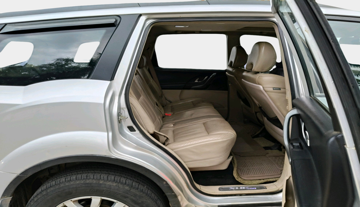 2016 Mahindra XUV500 W10, Diesel, Manual, 1,75,632 km, interior