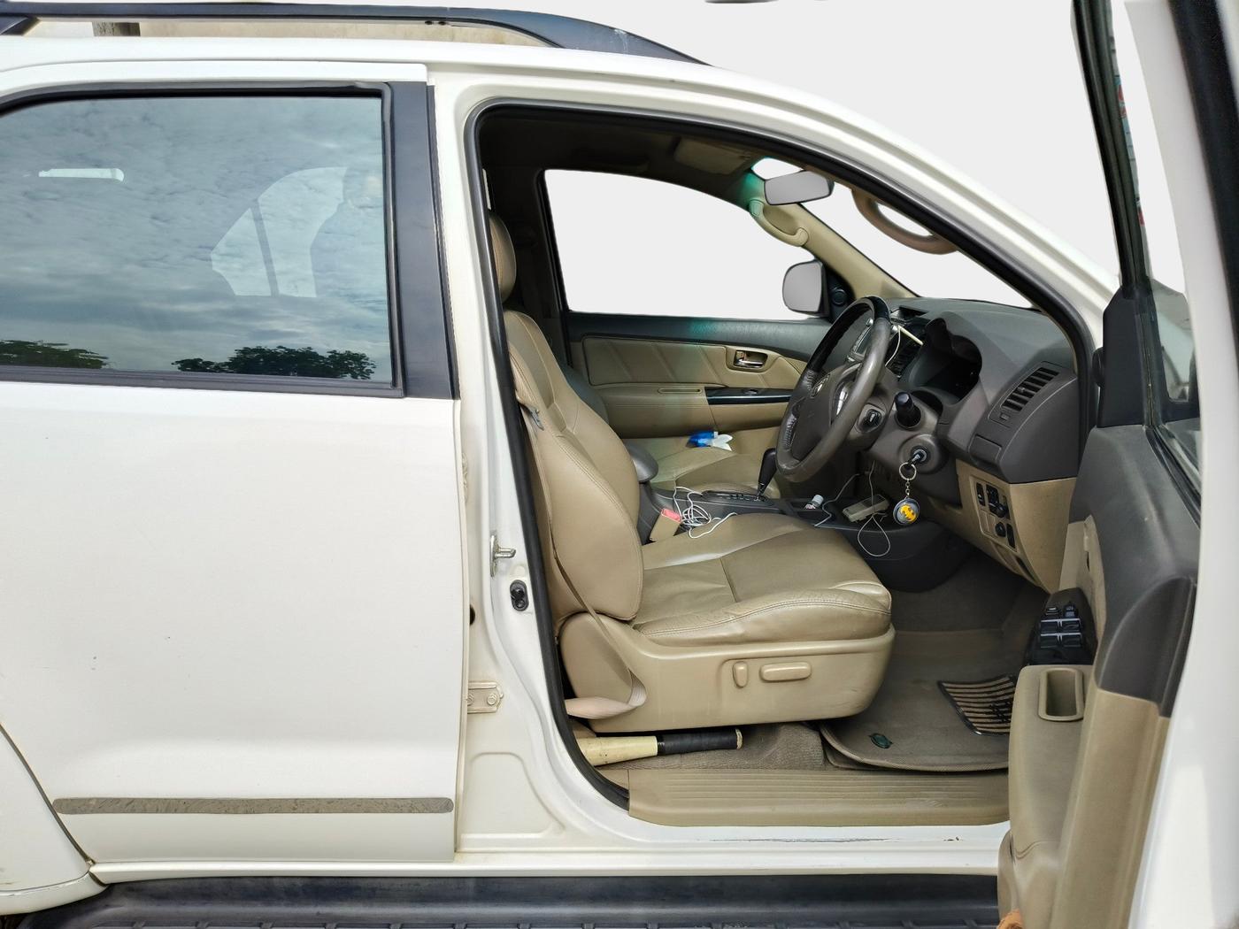 2012 Toyota Fortuner 3.0 4X2 AT, Diesel, Automatic, 1,15,016 km, interior