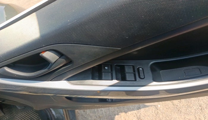 2023 Tata NEXON XM SUNROOF PETROL, Petrol, Manual, 22,982 km, interior