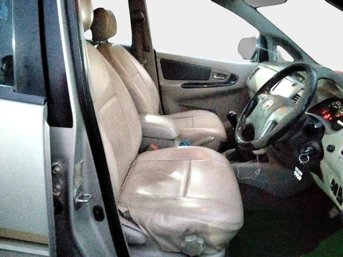 2014 Toyota Innova 2.5 ZX 7 STR, Diesel, Manual, 1,92,957 km, interior