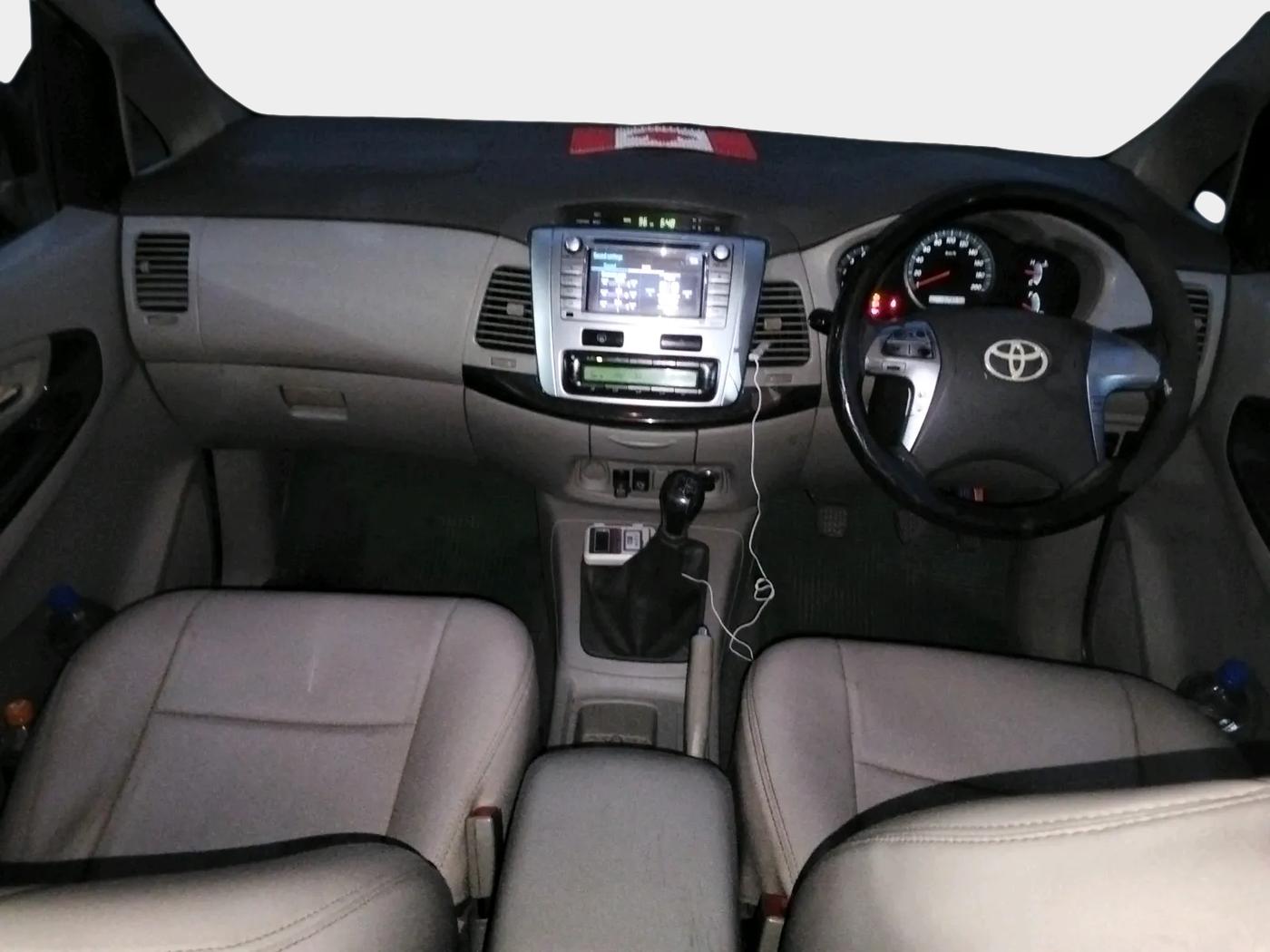 2014 Toyota Innova 2.5 ZX 7 STR, Diesel, Manual, 1,92,957 km, interior
