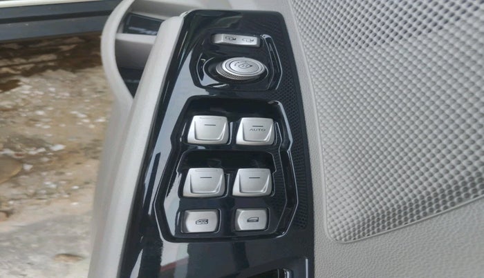 2021 Mahindra XUV300 W8 1.2 PETROL, Petrol, Manual, 5,809 km, interior