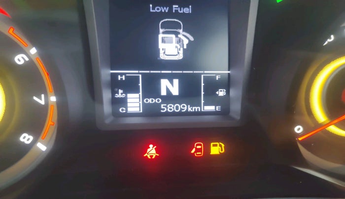 2021 Mahindra XUV300 W8 1.2 PETROL, Petrol, Manual, 5,809 km, interior