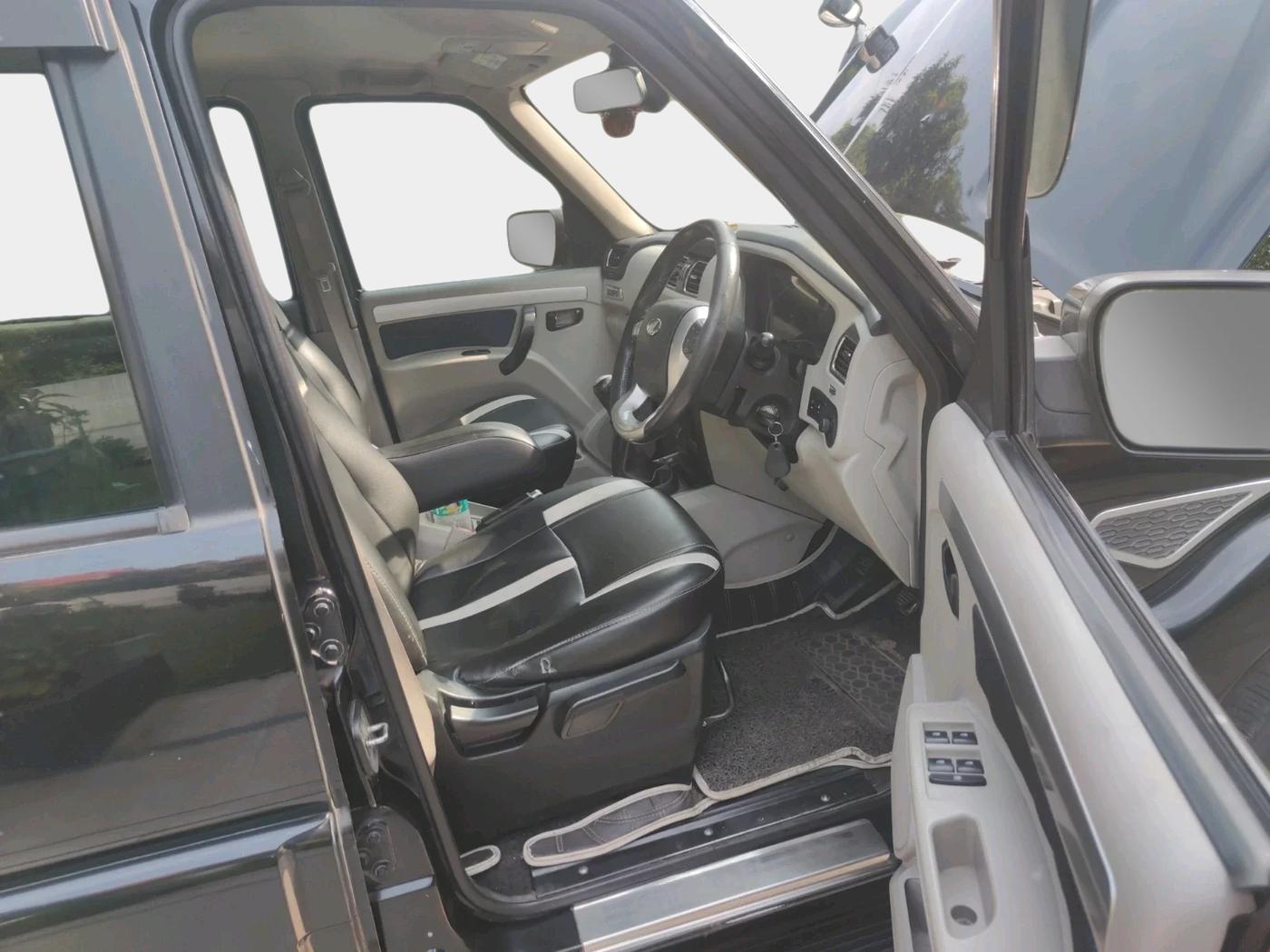 2018 Mahindra Scorpio S11 2WD, Diesel, Manual, 1,33,524 km, interior