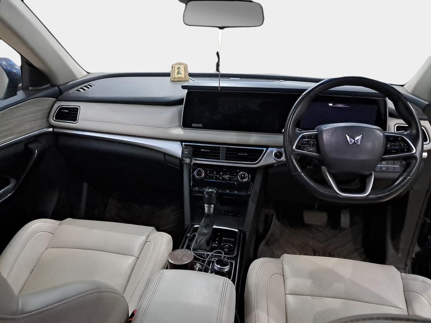 2021 Mahindra XUV700 AX 7 LUXURY P AT 7 STR, Petrol, Automatic, 23,687 km, interior