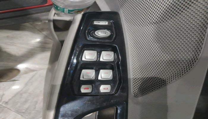 2020 Mahindra XUV300 W8 1.2 PETROL, Petrol, Manual, 15,619 km, interior