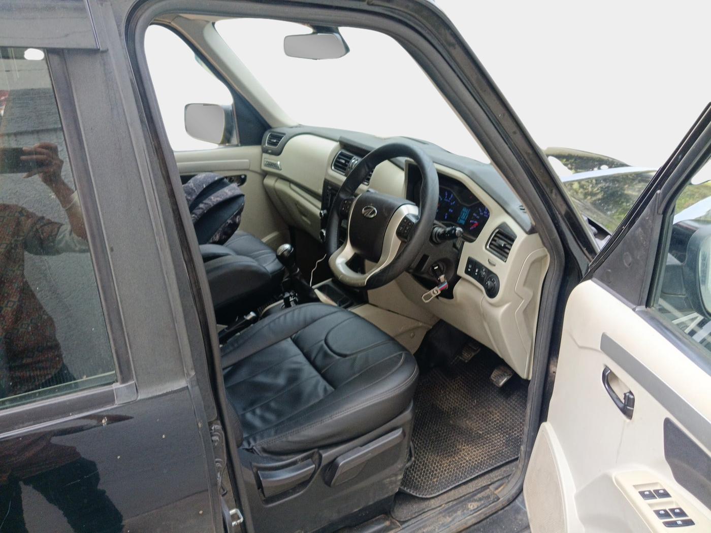2016 Mahindra Scorpio S10, Diesel, Manual, 93,551 km, interior