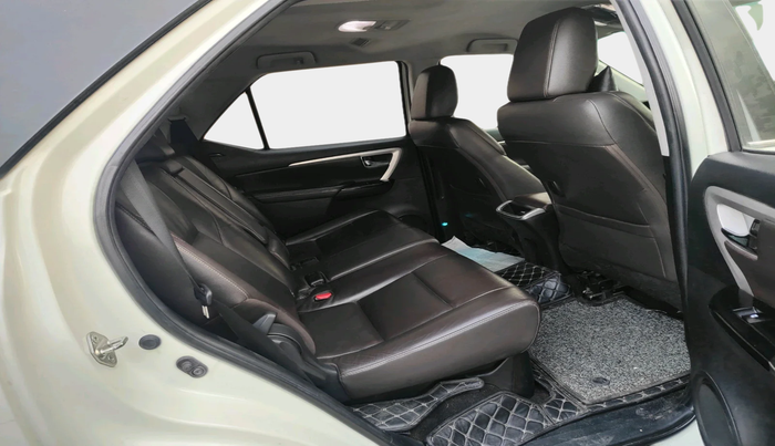 2017 Toyota Fortuner 2.8 4X2 AT, Diesel, Automatic, 95,220 km, interior