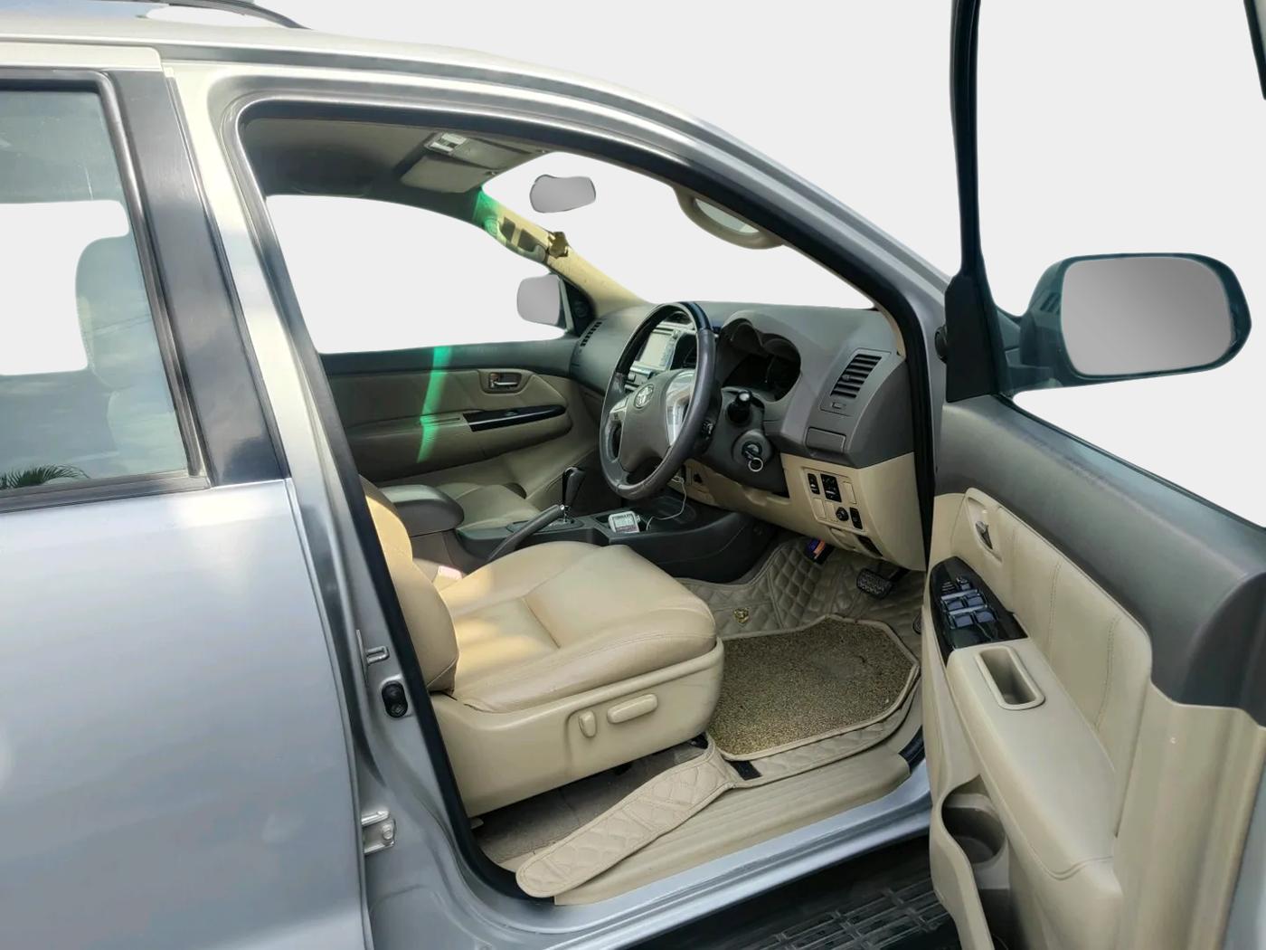 2012 Toyota Fortuner 3.0 4X2 AT, Diesel, Automatic, 1,41,784 km, interior