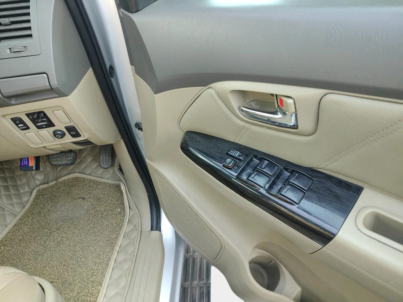 2012 Toyota Fortuner 3.0 4X2 AT, Diesel, Automatic, 1,41,784 km, interior