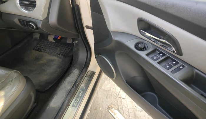 2010 Chevrolet Cruze LTZ, Diesel, Manual, 56,144 km, interior