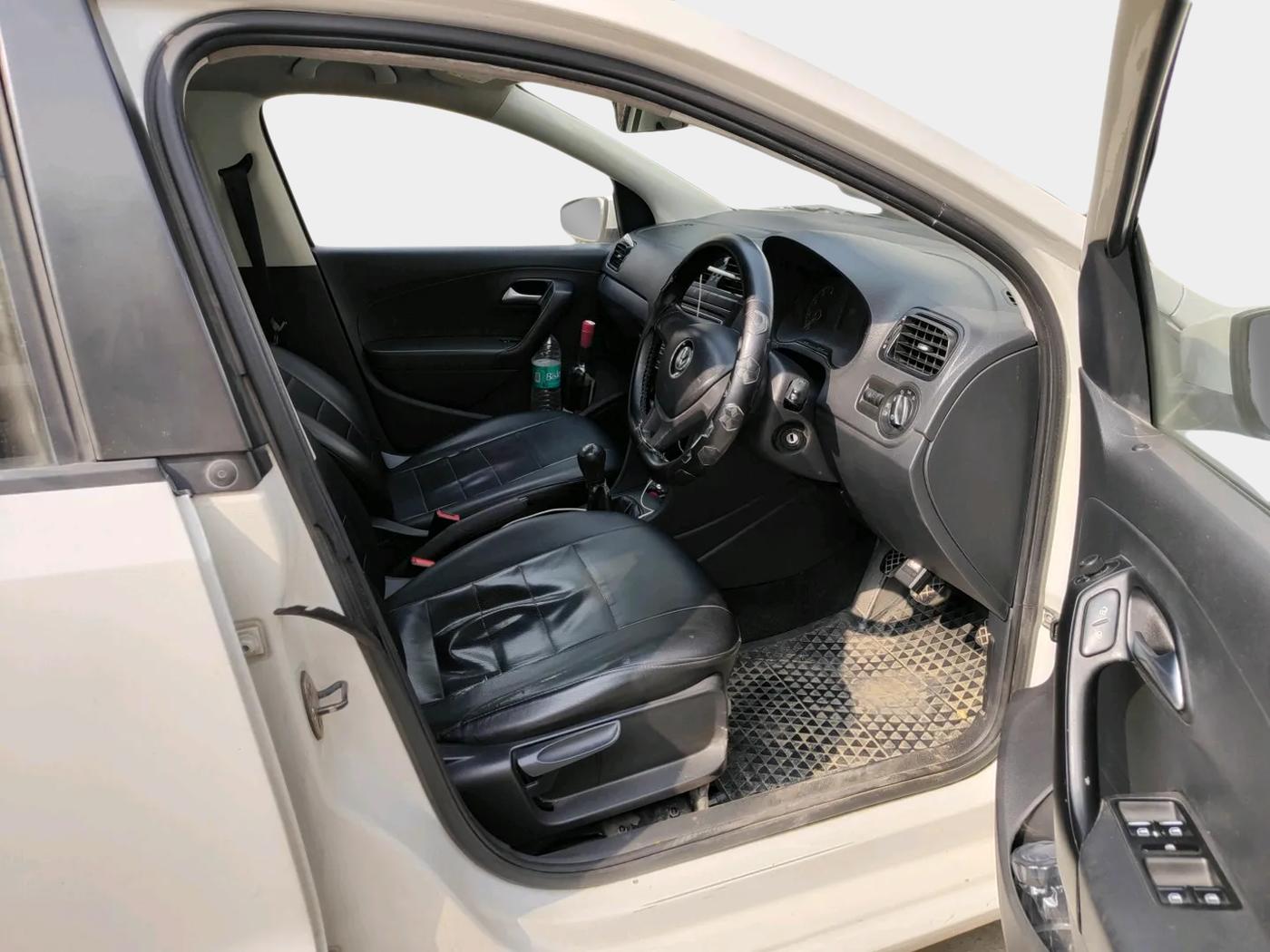 2017 Volkswagen Polo COMFORTLINE 1.2L, Petrol, Manual, 1,33,809 km, interior