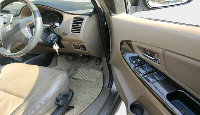 2015 Toyota Innova 2.5 ZX 7 STR, Diesel, Manual, 1,53,350 km, interior