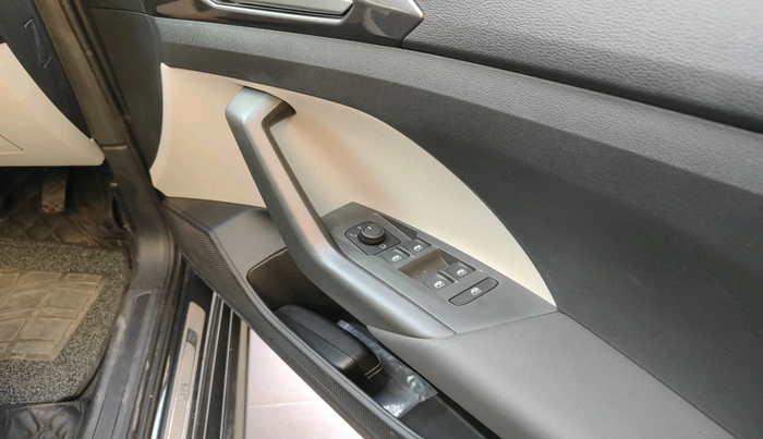 2025 Volkswagen TAIGUN TOPLINE 1.0 TSI AT, Petrol, Automatic, 1,744 km, interior