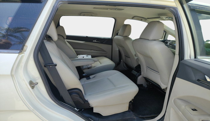 2018 Mahindra MARAZZO M8 7 STR, Diesel, Manual, 79,528 km, interior