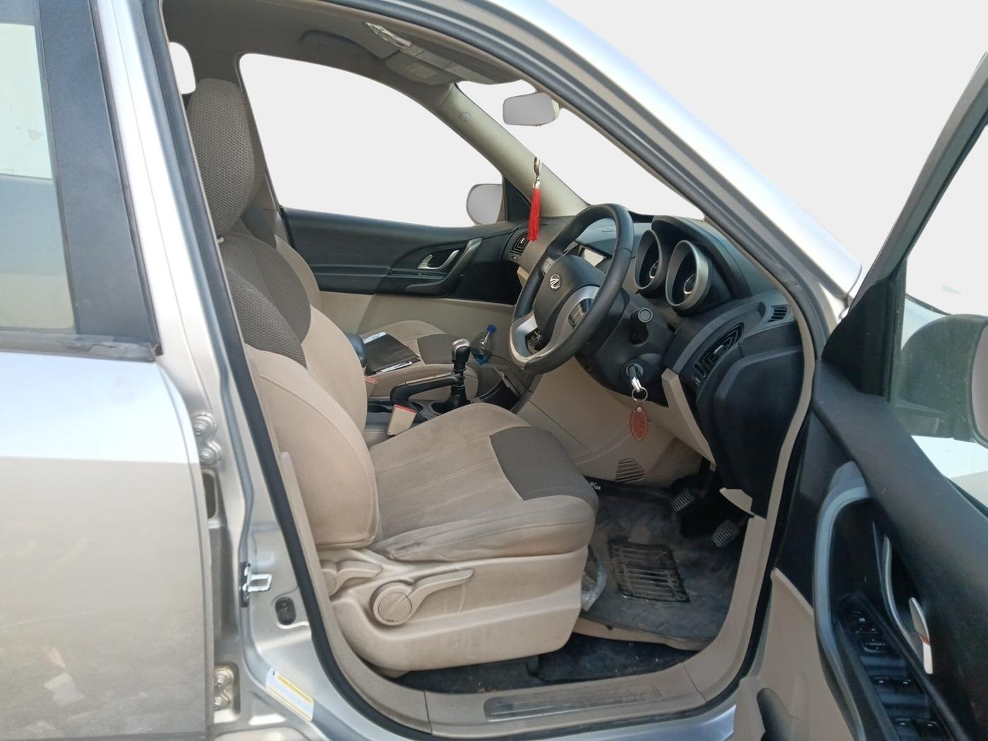 2017 Mahindra XUV500 W6, Diesel, Manual, 33,560 km, interior