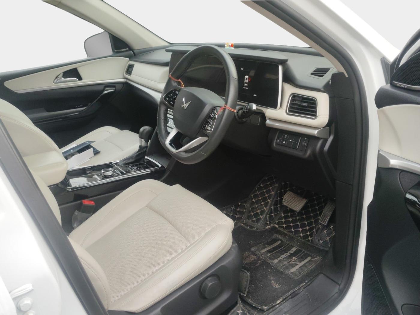 2024 Mahindra XUV700 AX 7 LUXURY P AT 7 STR, Petrol, Automatic, 8,966 km, interior