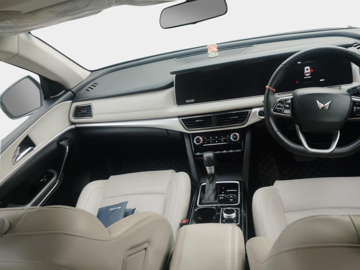 2024 Mahindra XUV700 AX 7 LUXURY P AT 7 STR, Petrol, Automatic, 8,966 km, interior
