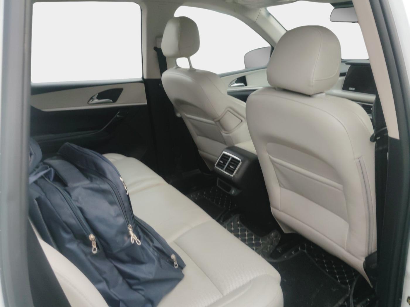 2024 Mahindra XUV700 AX 7 LUXURY P AT 7 STR, Petrol, Automatic, 8,966 km, interior