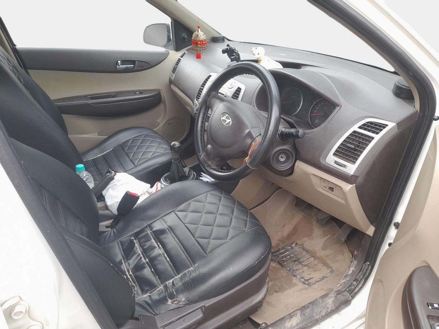 2010 Hyundai i20 MAGNA 1.2, Petrol, Manual, 1,07,700 km, interior