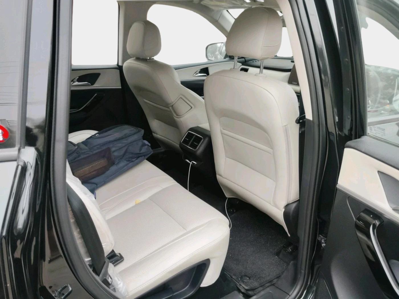 2024 Mahindra XUV700 AX 7 LUXURY P AT 7 STR, Petrol, Automatic, 11,175 km, interior