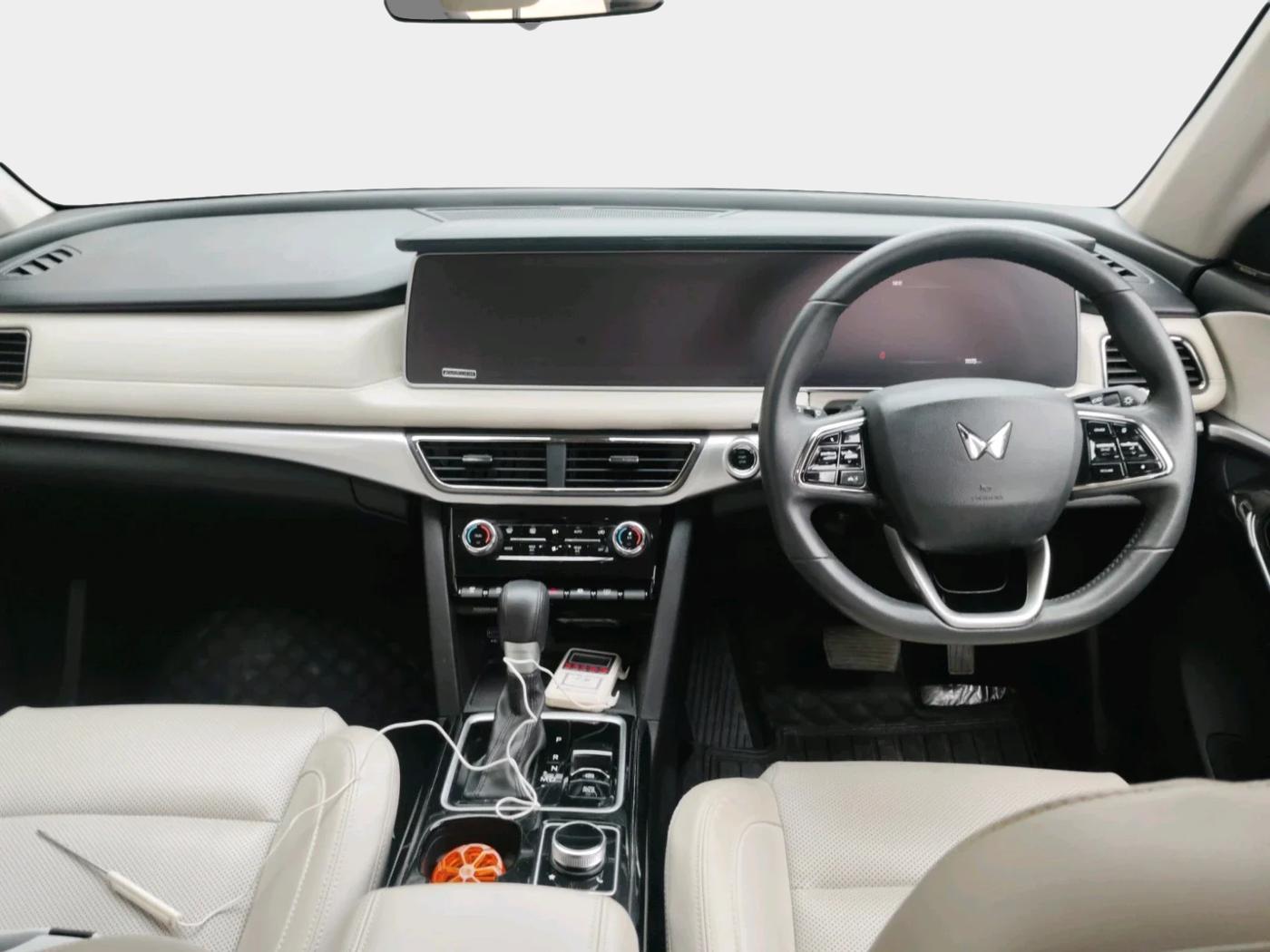 2024 Mahindra XUV700 AX 7 LUXURY P AT 7 STR, Petrol, Automatic, 11,175 km, interior