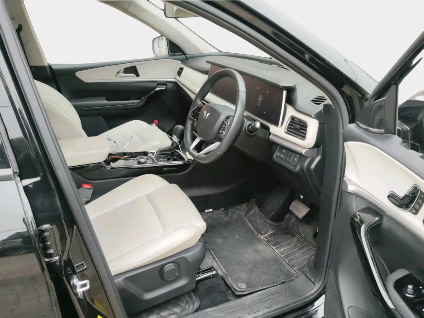2024 Mahindra XUV700 AX 7 LUXURY P AT 7 STR, Petrol, Automatic, 11,175 km, interior