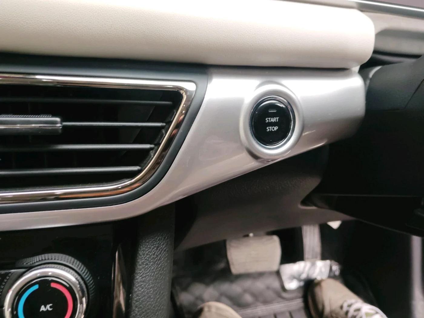 2024 Mahindra XUV700 AX 7 LUXURY P AT 7 STR, Petrol, Automatic, 11,175 km, interior