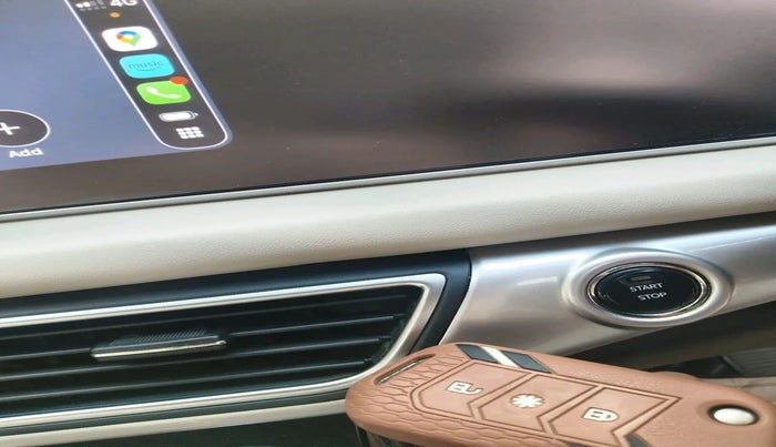 2022 Mahindra XUV700 AX 7 LUXURY D AWD AT 7 STR, Diesel, Automatic, 1,00,949 km, interior