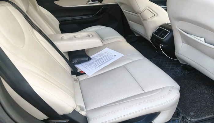 2022 Mahindra XUV700 AX 7 LUXURY D AWD AT 7 STR, Diesel, Automatic, 1,00,949 km, interior