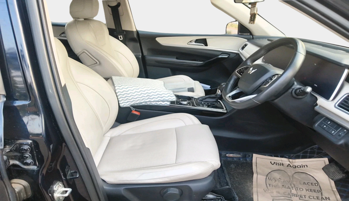 2022 Mahindra XUV700 AX 7 LUXURY D AWD AT 7 STR, Diesel, Automatic, 1,00,949 km, interior