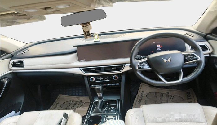 2022 Mahindra XUV700 AX 7 LUXURY D AWD AT 7 STR, Diesel, Automatic, 1,00,949 km, interior