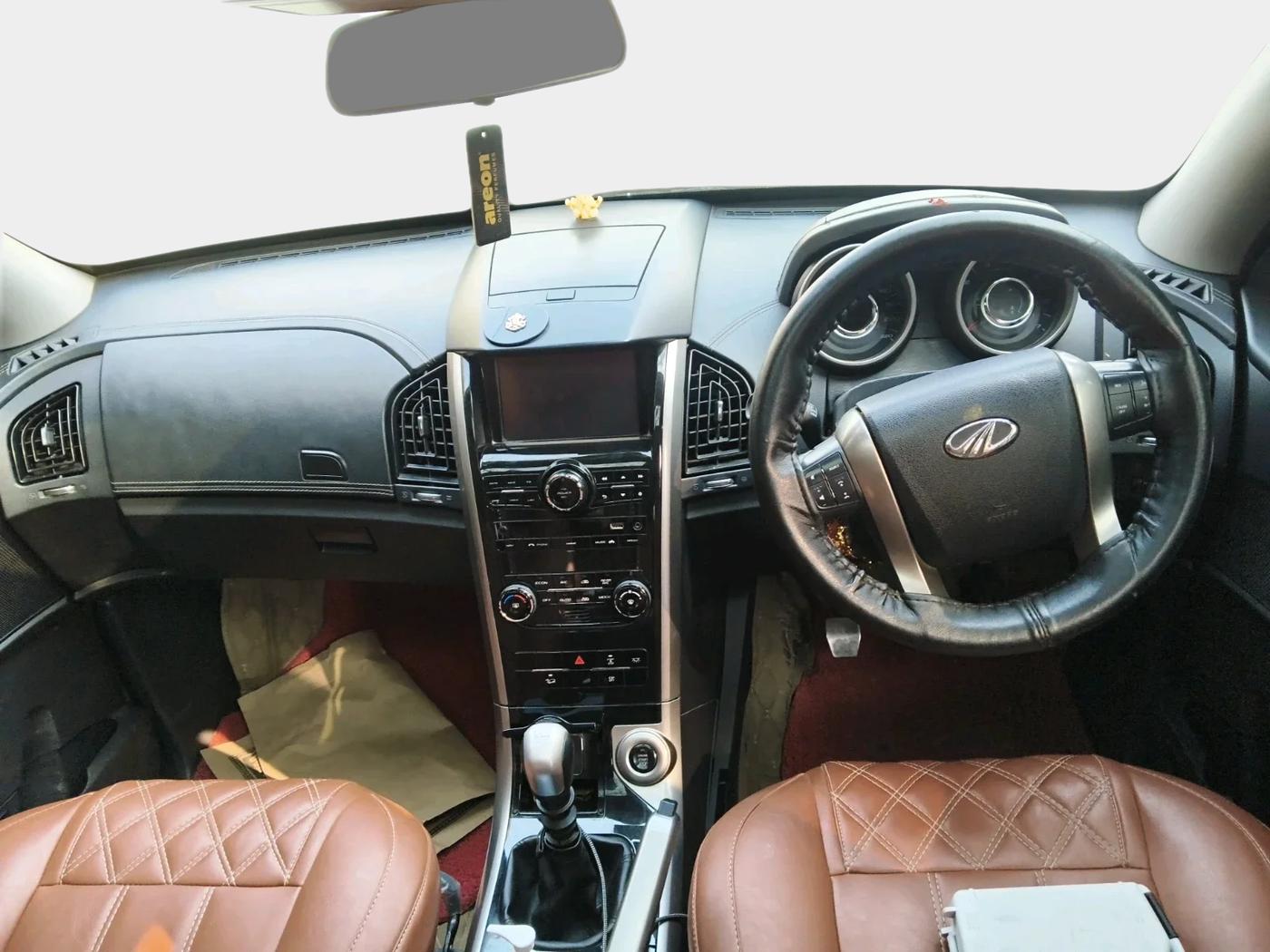 2021 Mahindra XUV500 W11, Diesel, Manual, 1,21,773 km, interior