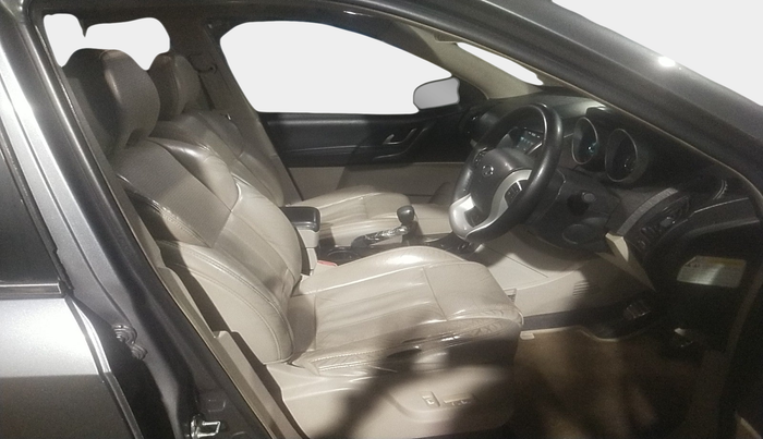 2016 Mahindra XUV500 W10, Diesel, Manual, 1,98,270 km, interior