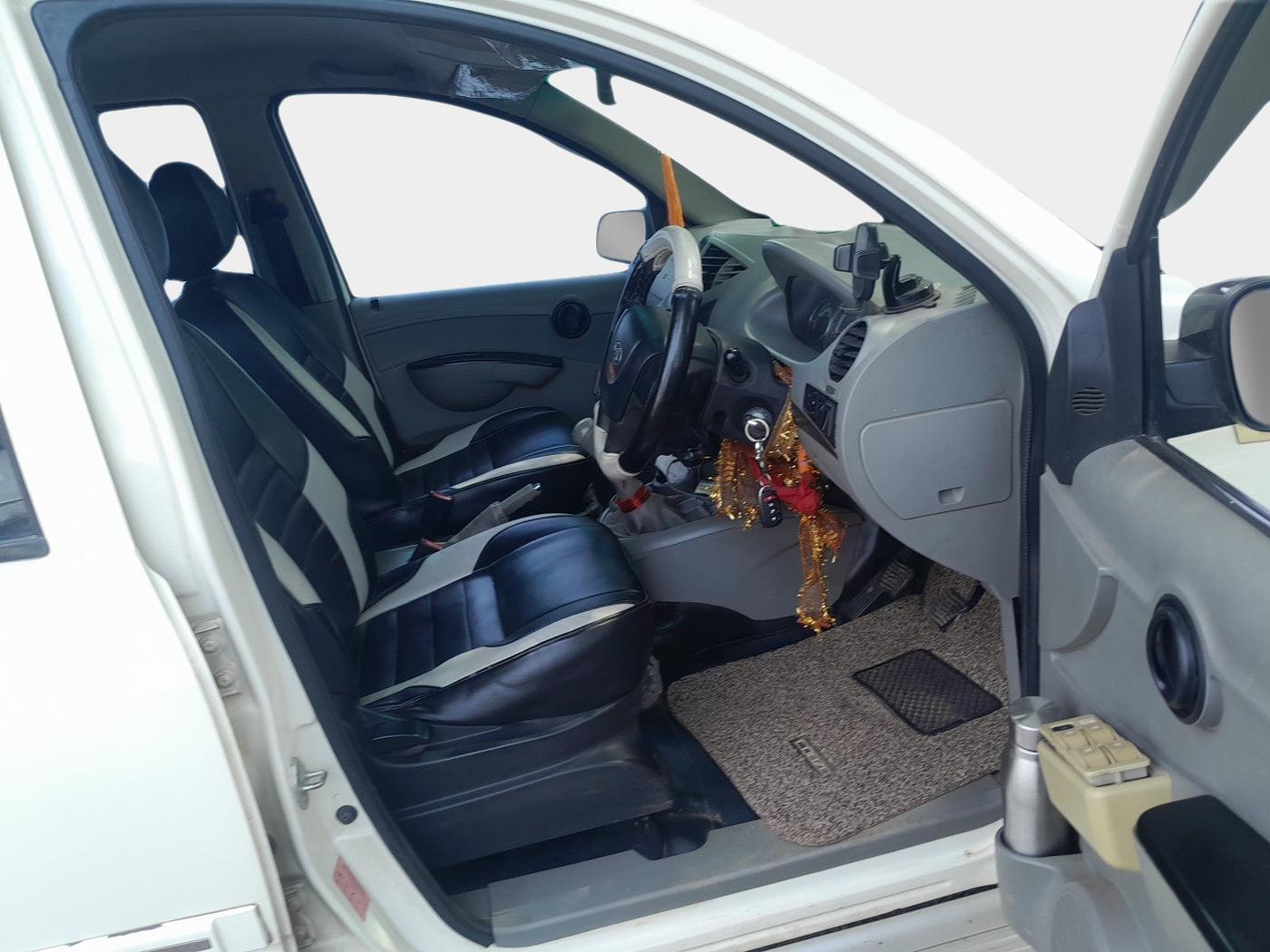 2016 Mahindra NUVOSPORT N4 PLUS, Diesel, Manual, 1,72,500 km, interior